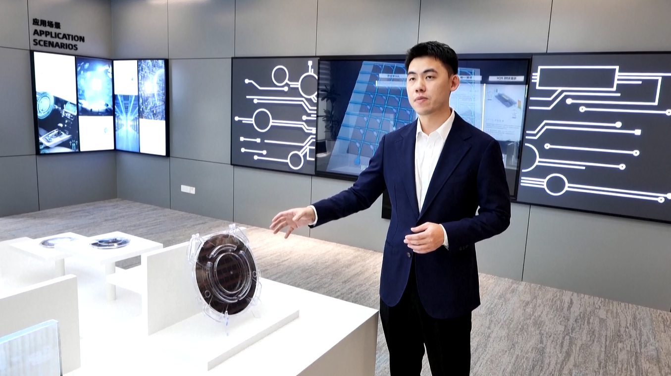 Para Peserta Pameran Bersiap untuk Konferensi Kecerdasan Buatan Dunia 2026 di Shanghai
