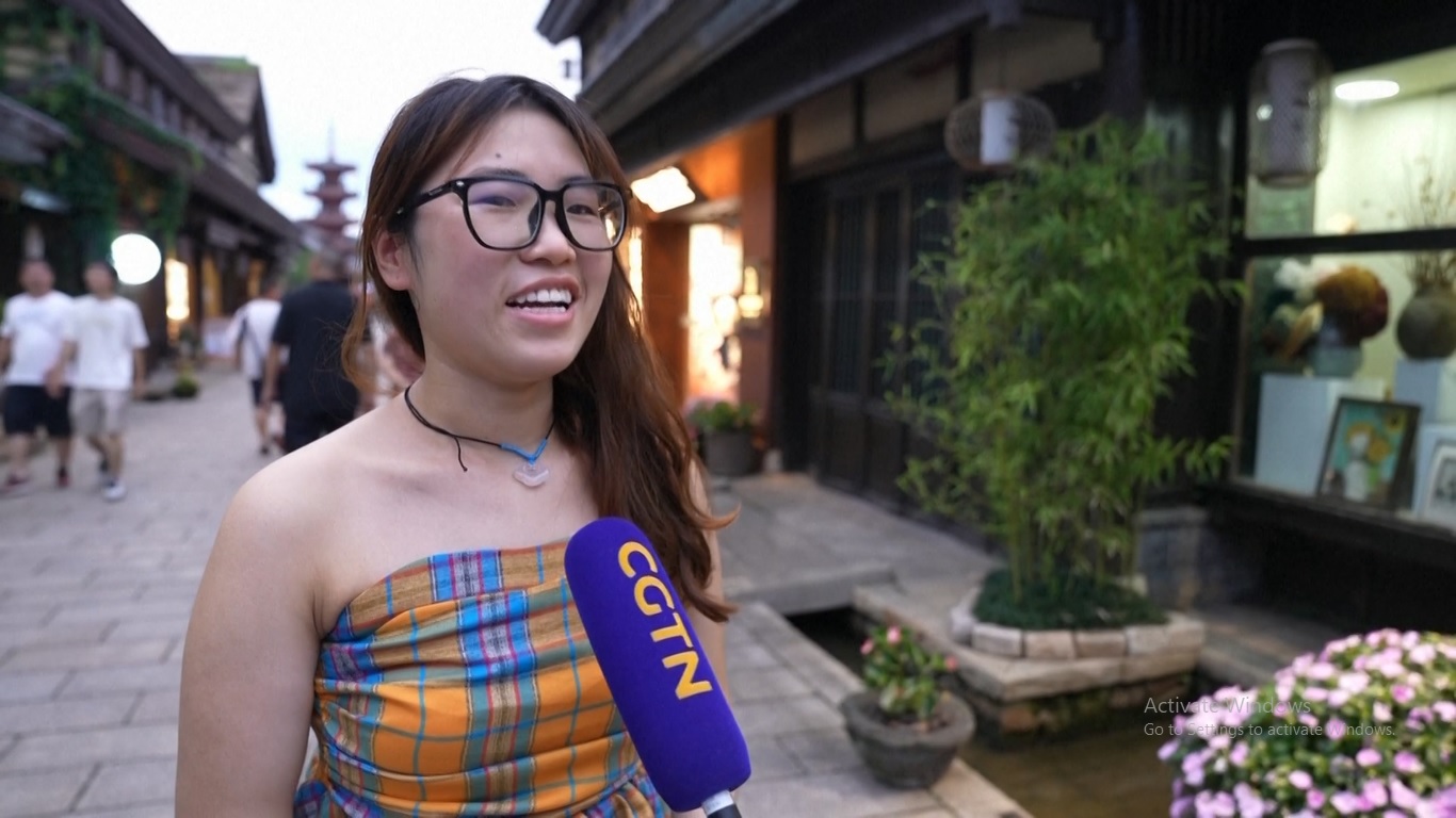 Taman Teluk Nianhua di kota tersebut telah menjadi tujuan wisata utama karena suasana Zen