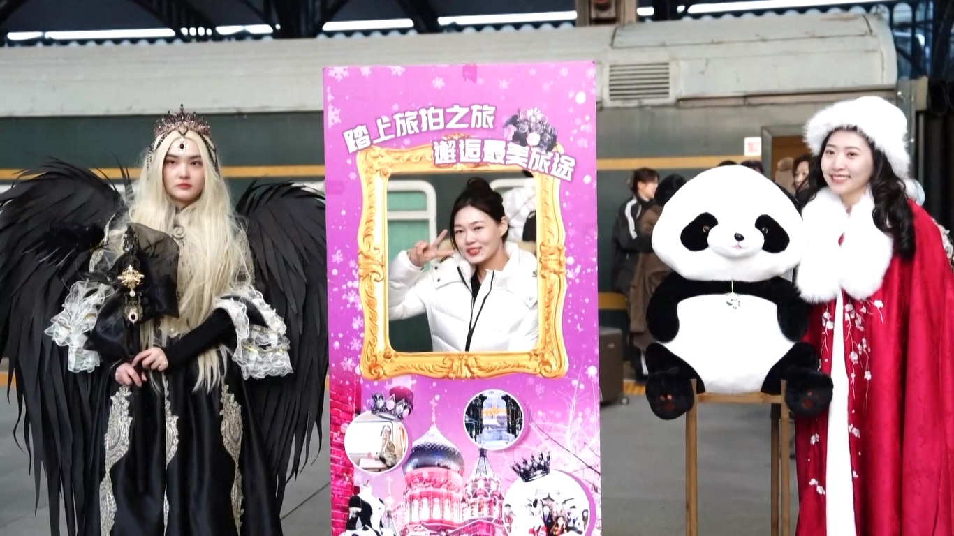 Layanan pemotretan tersedia bagi penumpang baik di peron tunggu di stasiun kereta api maupun di dalam kereta