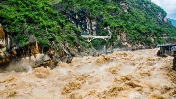Tiap daerah telah disarankan untuk memperkuat pemantauan waktu nyata dan peringatan banjir