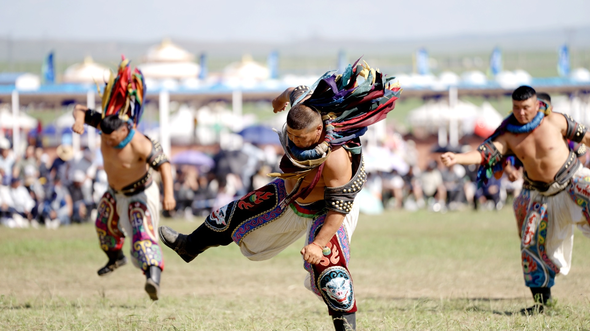 Melihat Kompetisi Bökh Mongolia di Festival Naadam