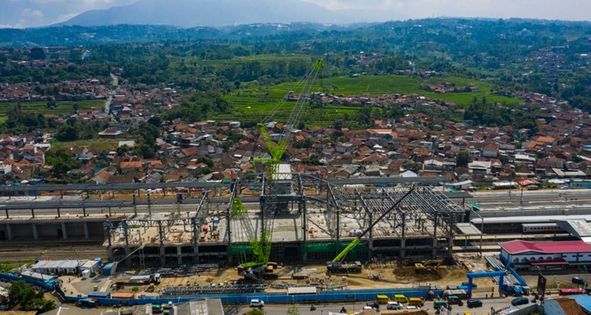 Pekerjaan konstruksi dari satu-satunya stasiun Kereta Cepat Jakarta-Bandung (KCJB) yang melintasi jalur kereta yang sudah ada