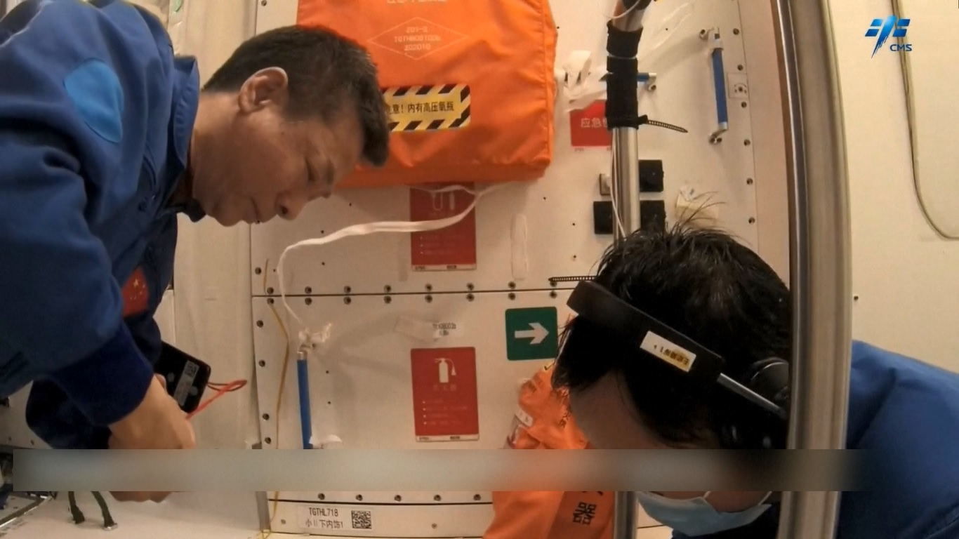 Menurut rekaman yang dirilis oleh Badan Antariksa Berawak Tiongkok