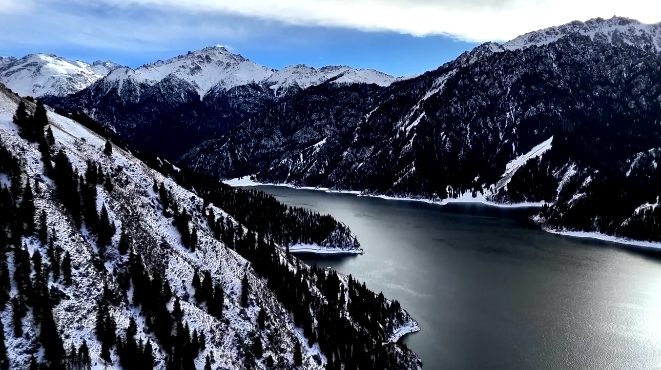 Pemandangan Musim Dingin Tiongkok Berubah Menjadi Mahakarya Es dan Salju Alami yang Spektakuler