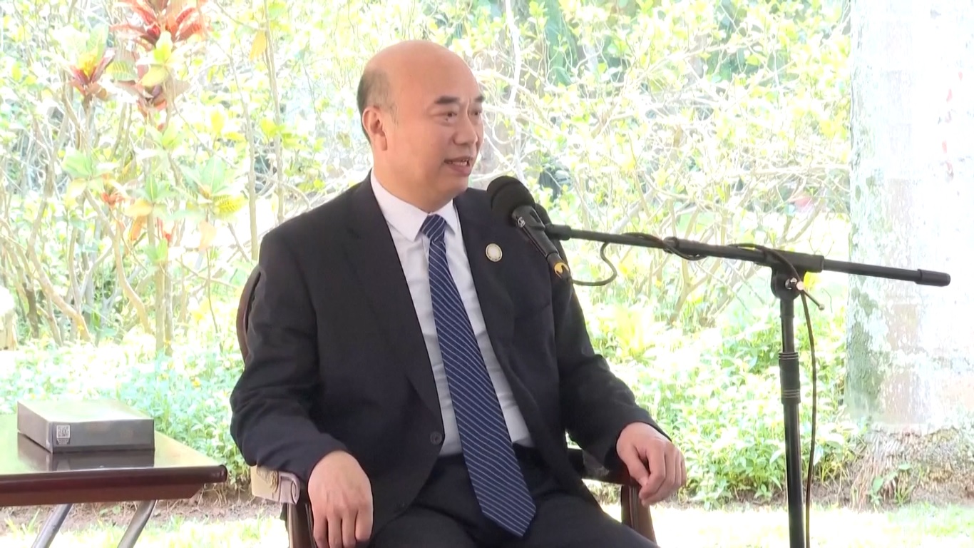 Xi Jinping menyatakan penghargaan atas kontribusi Uganda dalam mengkonsolidasikan persatuan dan kerja sama Global South dan memuji pencapaian Uganda dalam pembangunan ekonomi dan sosial