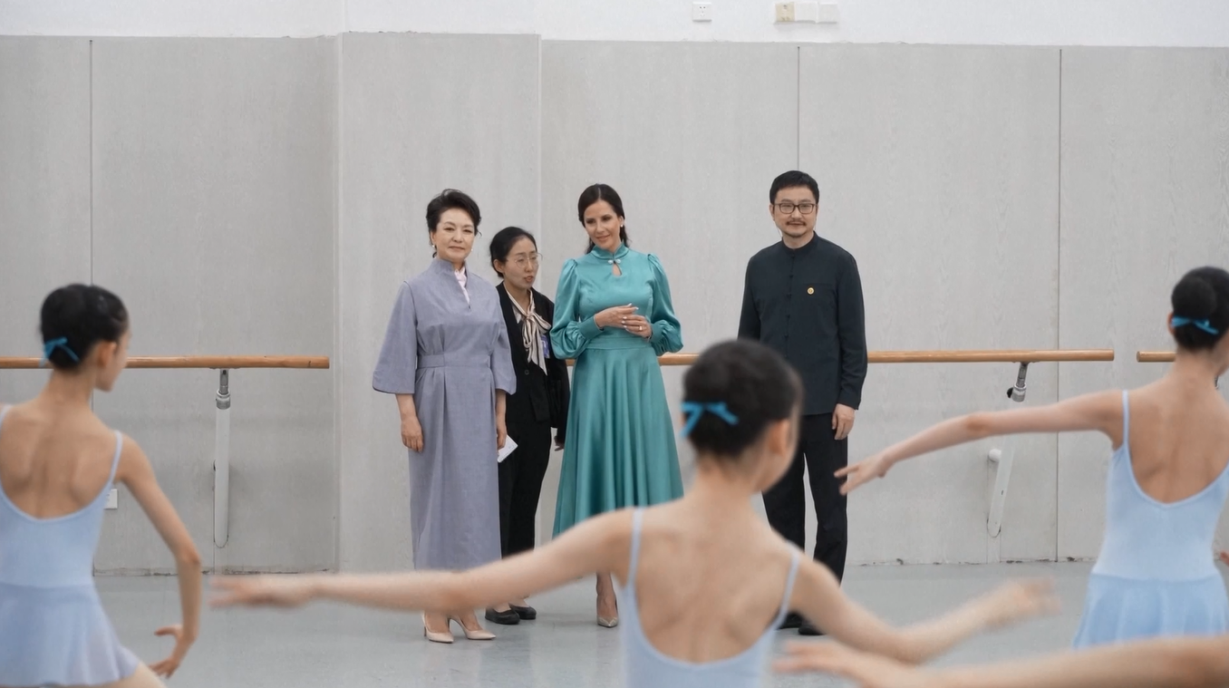 Peng Liyuan dan Tamara Vucic Kunjungi Akademi Tari Beijing