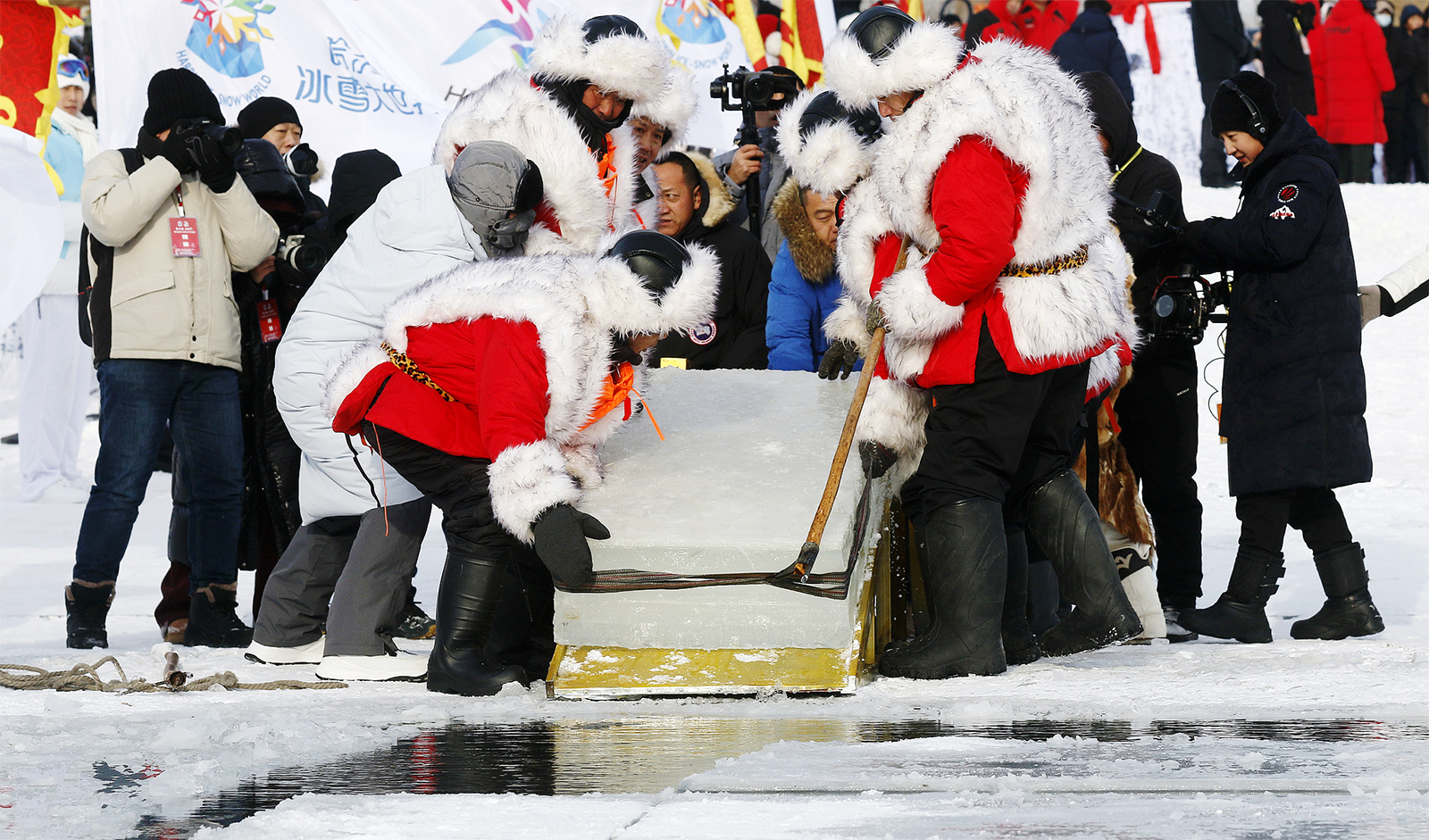Festival Panen Es Harbin ke-5 dimulai pada hari Sabtu di Sungai Songhua yang membeku