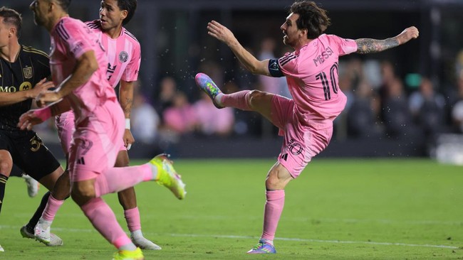 Lionel Messi mencetak dua gol ketika Inter Miami mengalahkan Los Angeles FC dalam leg kedua perempat final CONCACAF Champions Cup di Stadion Chase