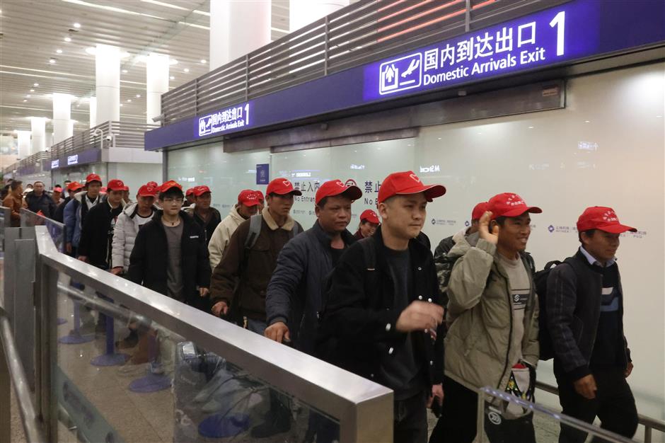 Di kota-kota besar industri dengan pekerja migran dalam jumlah besar biasanya mengalami kekurangan tenaga kerja setelah liburan Festival Musim Semi ketika pekerja yang pulang ke rumah untuk reuni keluarga