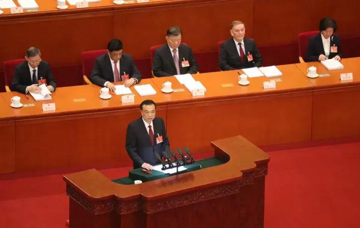 Perdana Menteri Tiongkok Li Keqiang dalam laporan kinerja pemerintahnya menyebut dewasa ini Tiongkok sudah menerapkan kebijakan yang merespons COVID-19 sebagai penyakit menular ‘Kelas B’ 