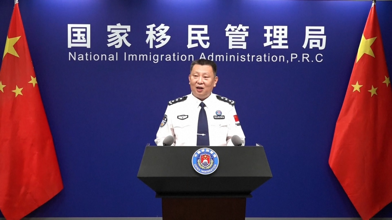 Entri bebas visa yang dilakukan oleh orang asing melebihi 8