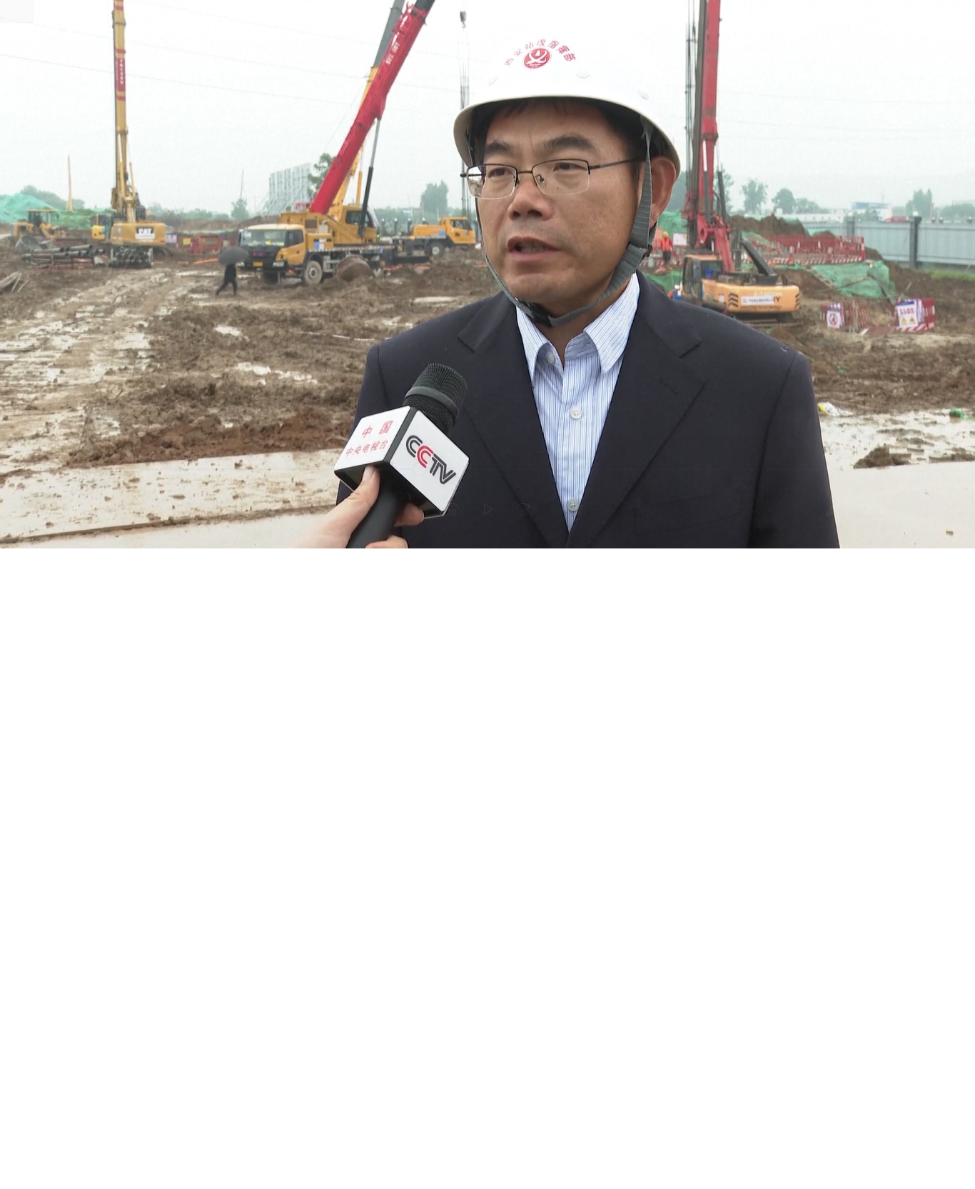 Stasiun Kereta Api Timur Xi'an adalah stasiun keberangkatan untuk kereta api kecepatan tinggi Xi'an-Shiyan dan Xi'an-Chongqing Keduanya saat ini sedang dibangun