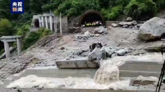 Pihak berwenang setempat telah mengorganisir operasi penyelamatan skala penuh setelah bencana tersebut