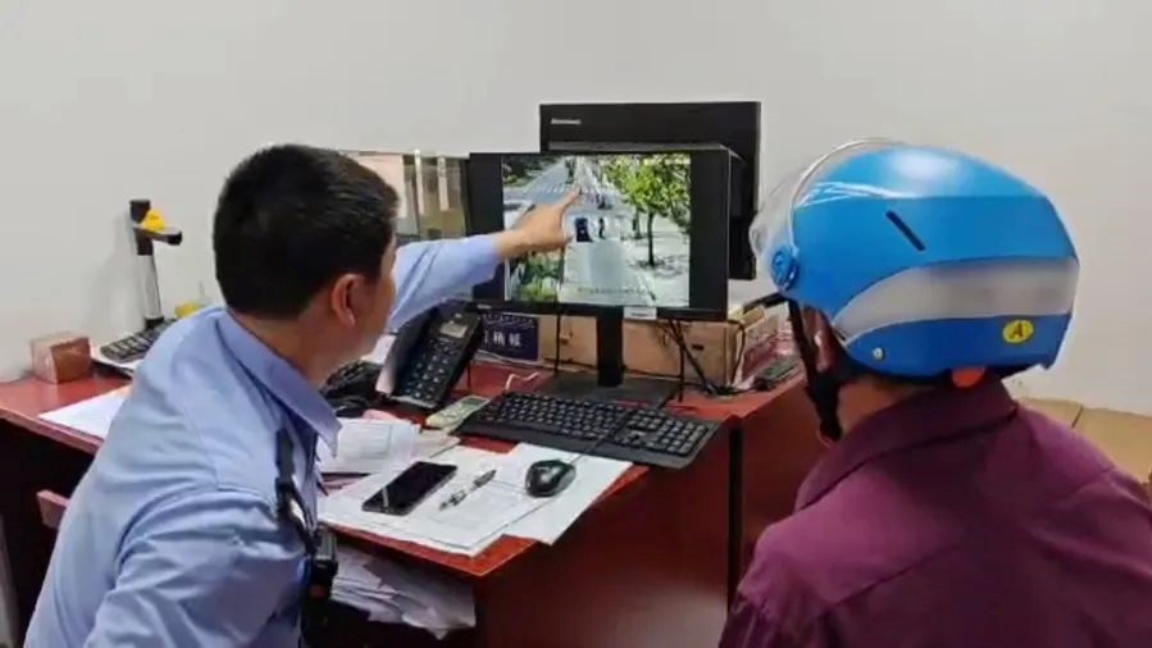 Polisi lalu lintas bekerja sama dengan masyarakat setempat