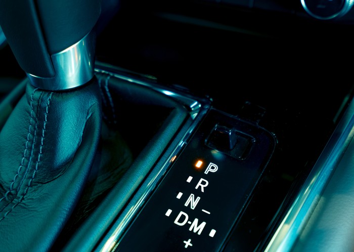 Sebenarnya soal posisi tuas transmisi pada mobil matic pada kondisi tertentu tercantum dalam buku panduan manual setiap kendaraan