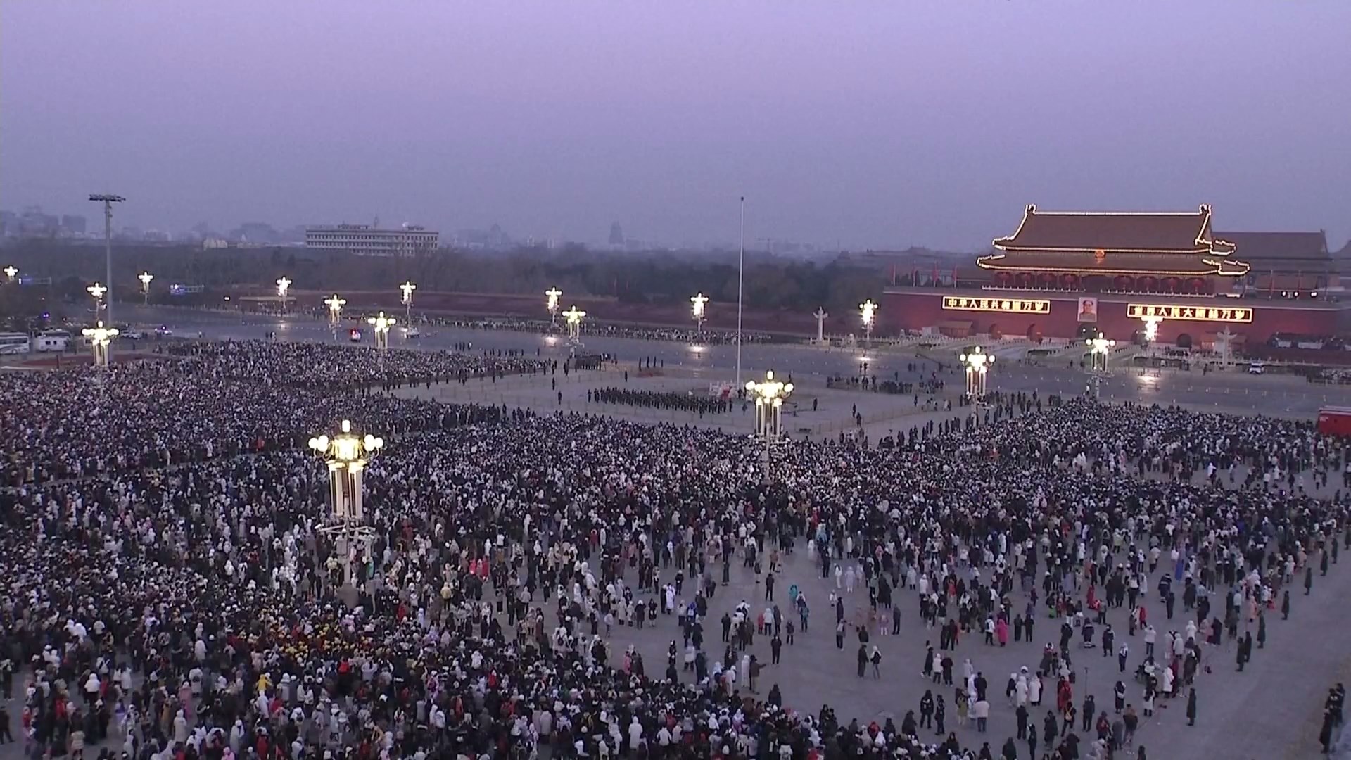 Beijing mengadakan upacara pengibaran bendera nasional pertama pada tahun baru di Lapangan Tian'anmen pada hari Senin