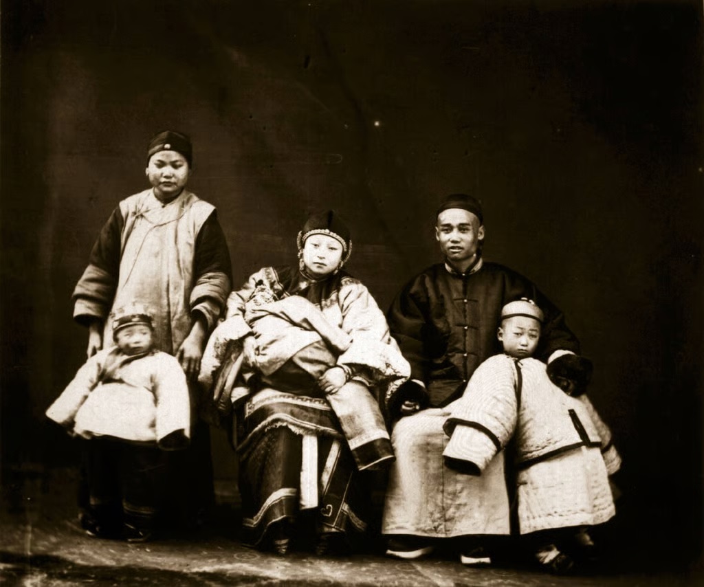 Tradisi Persalinan Etnis Manchu di Tiongkok: Menggantungkan Busur dan Panah untuk Anak Laki-Laki, dan Pita Merah untuk Anak Perempuan