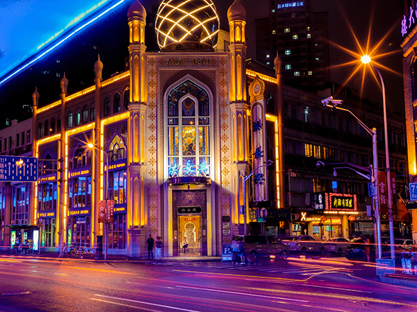 Di balik gemerlapnya kota Shanghai yang dihiasi oleh gedung-gedung pencakar langit