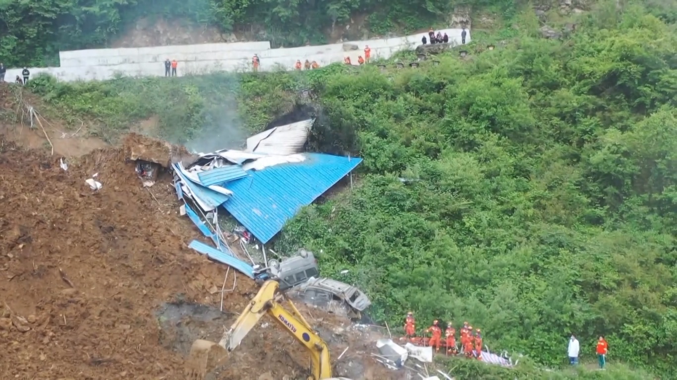 Batuan dan lumpur dari tanah longsor tersebut telah mengubur tempat tinggal dan fasilitas produksi milik perusahaan pertambangan lokal Jinkaiyuan Mining Co