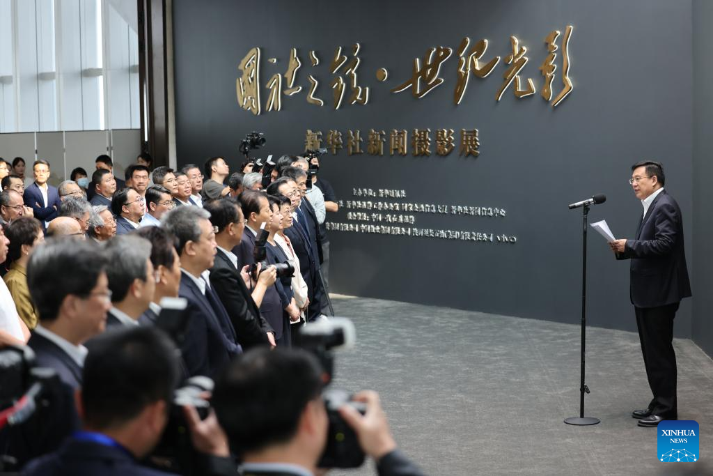 Foto yang dipamerkan berjumlah hampir 500 foto yang mencakup berbagai periode sejarah dipilih dari koleksi Xinhua yang berisi lebih dari 10 juta gambar dan arsip foto