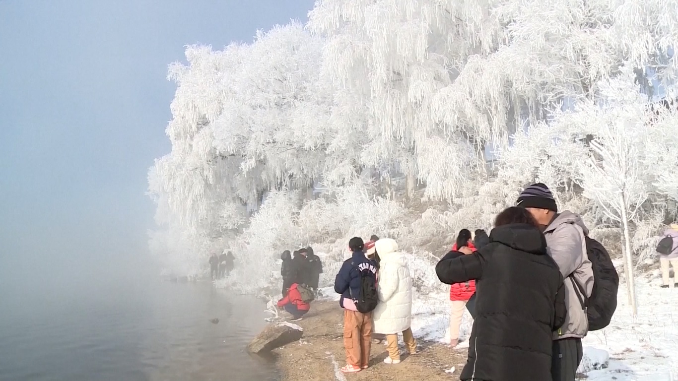 Di sepanjang jalan tepi sungai kota