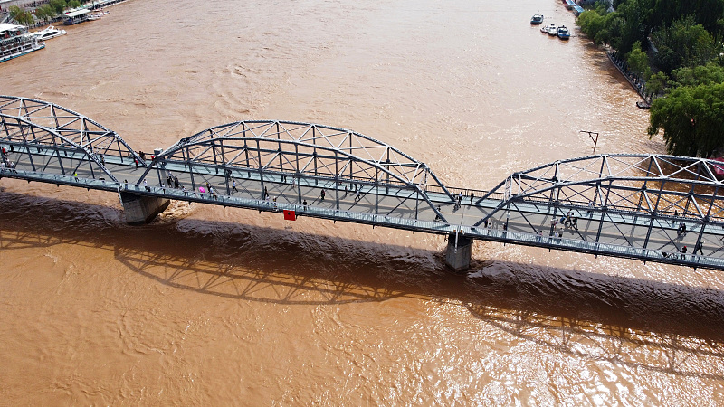 Foto udara menunjukkan Jembatan Zhongshan yang membentang di Sungai Kuning di Kota Lanzhou