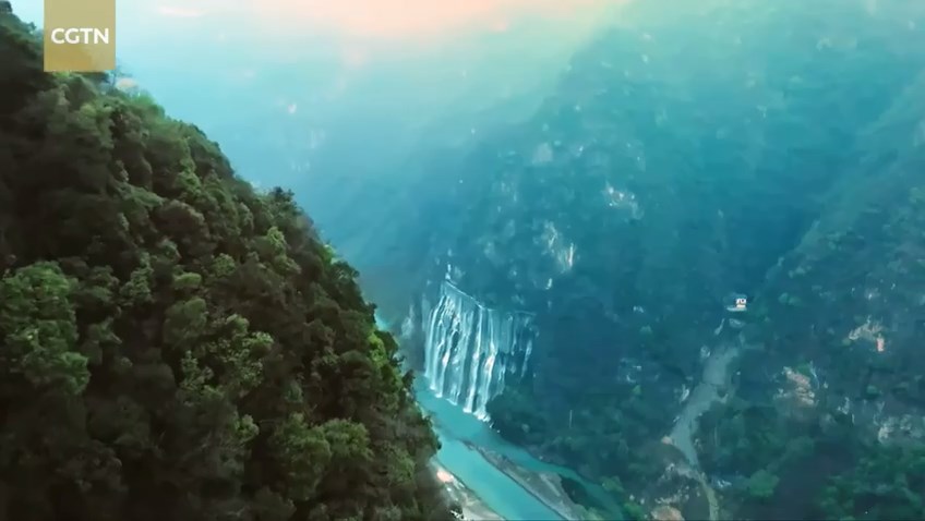 Ditampilkan pakaian Hanfu yang sangat representatif yang muncul pada empat dinasti dalam sejarah