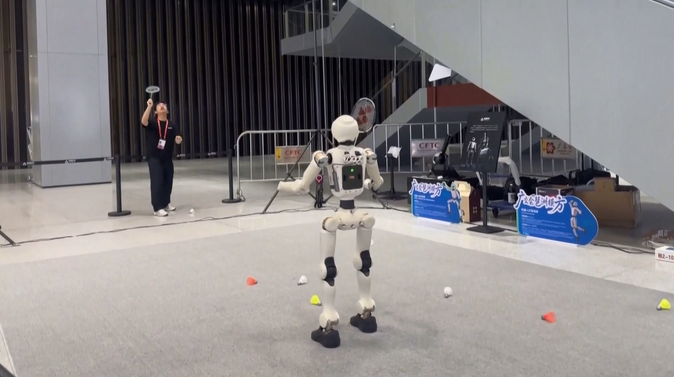 Robot Layanan untuk Beragam Skenario Aplikasi Menarik Perhatian di Canton Fair