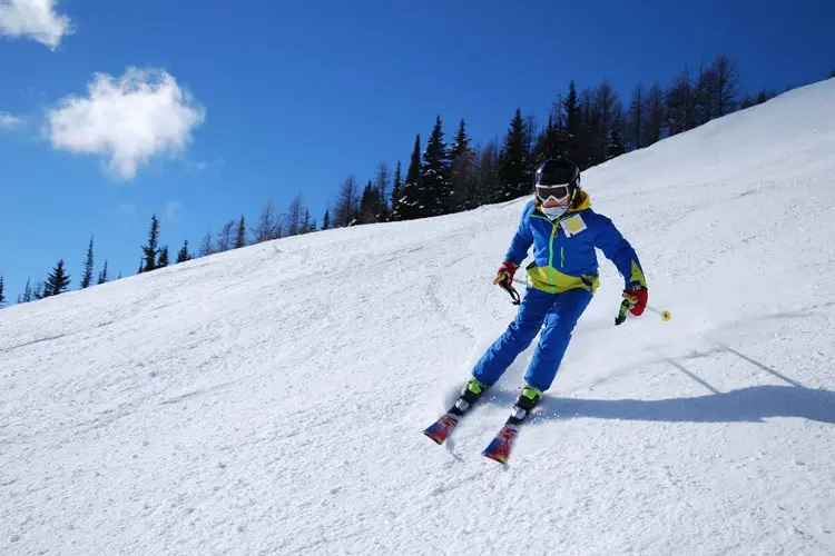 Bisa jadi gelaran Olimpiade Musim Dingin lah yang menyebarkan 'virus tren' olahraga ski dan skating tersebut