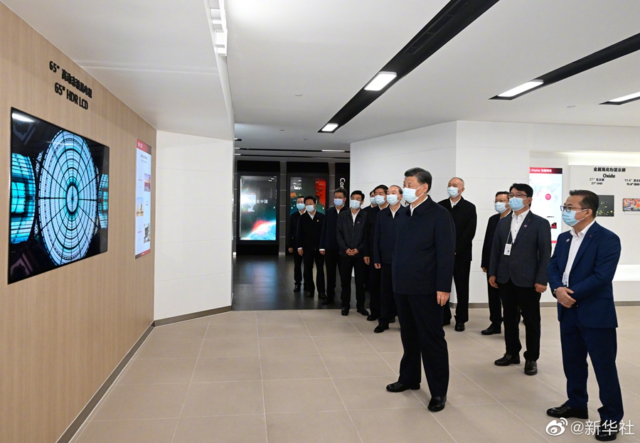 Xi Jinping juga sempat berkomunikasi dengan para wakil dari perusahaan para periset dan karyawan pabrik