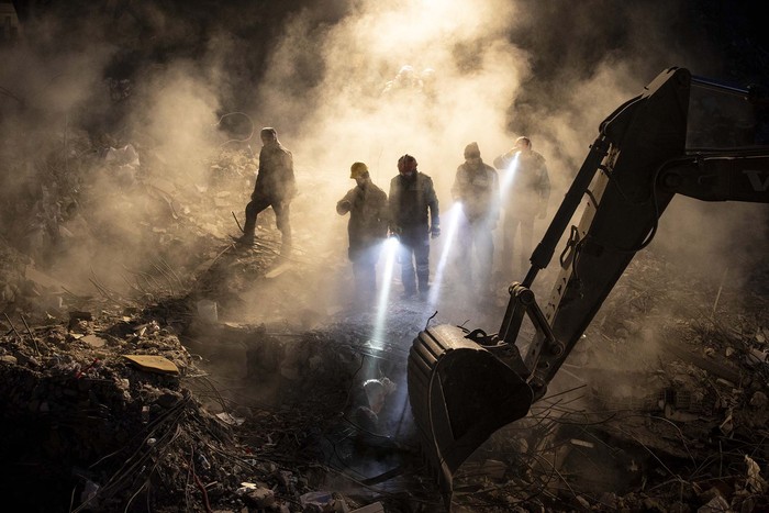 Ada beberapa cara yang digunakan tim penyelamat untuk menemukan orang yang masih hidup di bawah reruntuhan saat terjadi bencana