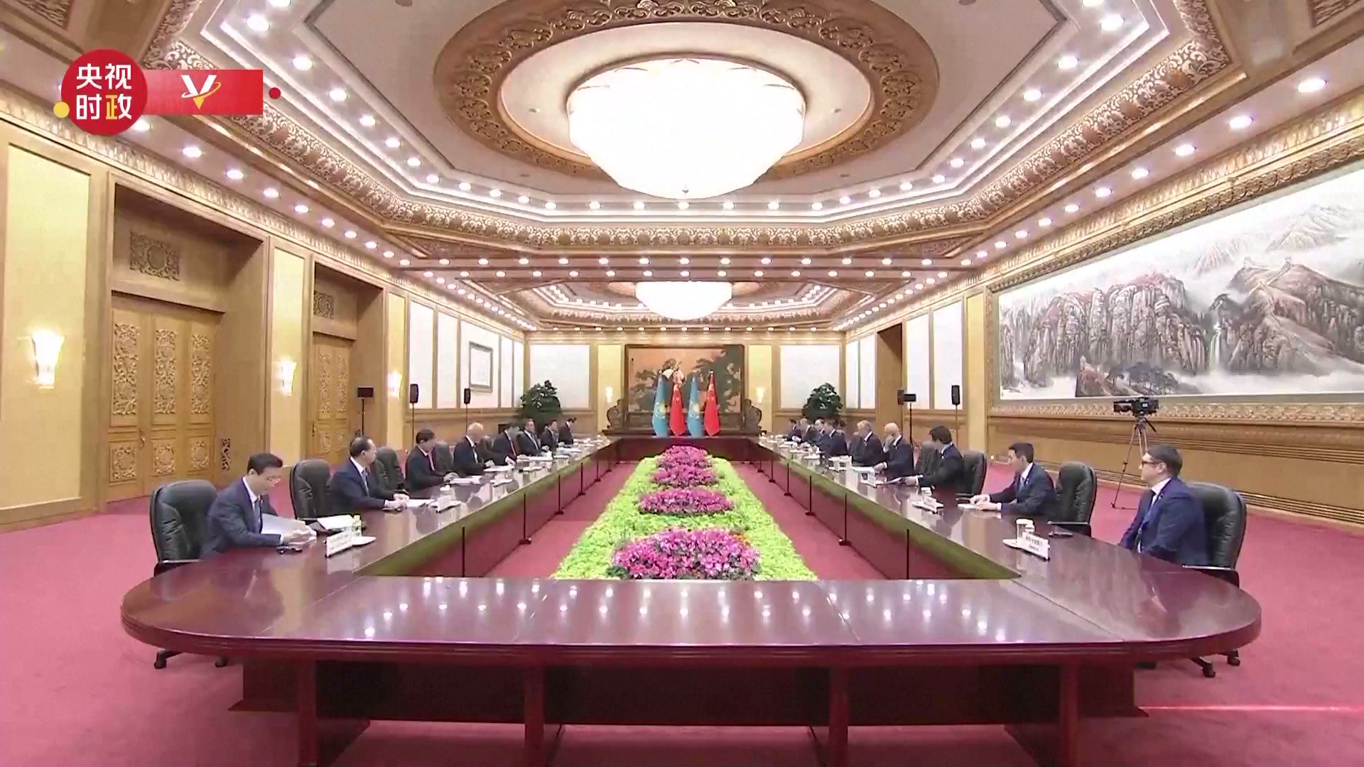 Presiden Tiongkok Xi Jinping bertemu dengan Presiden Kazakh Kassym-Jomart Tokayev pada hari Selasa di Beijing