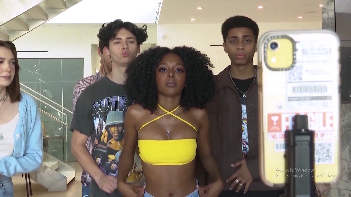 Pengguna TikTok khawatir tentang pembatasan yang diberlakukan pada aplikasi media sosial yang telah dianggap sebagai satu-satunya sumber mata pencaharian dan sumber berita oleh banyak pembuat konten