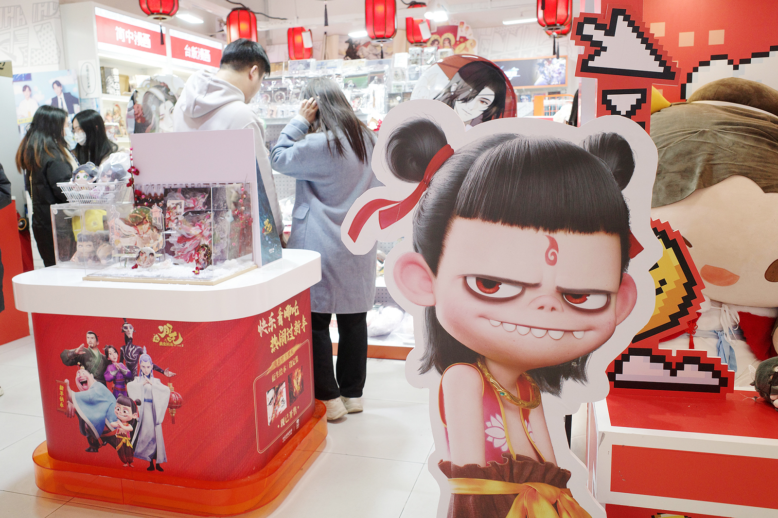 Pendapatan box office film Ne Zha 2 terus melonjak dan menjadi satu-satunya film Asia yang masuk dalam daftar 30 film terlaris sepanjang masa di dunia Hal ini  memicu kegilaan pembelian pernak-pernik Ne Zha secara offline