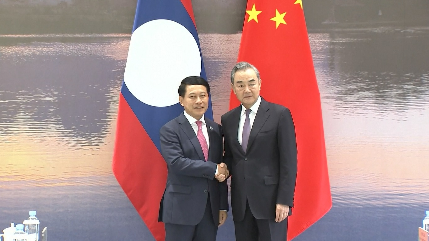 Kedua belah pihak juga bertukar pandangan mengenai Laut Tiongkok Selatan dan isu-isu lain yang menjadi perhatian bersama