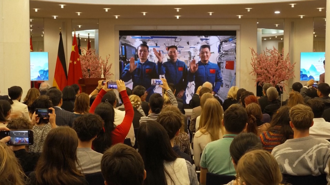 Para astronot Tiongkok memberikan tur jarak dekat stasiun antariksa dengan memamerkan area seperti zona eksperimen