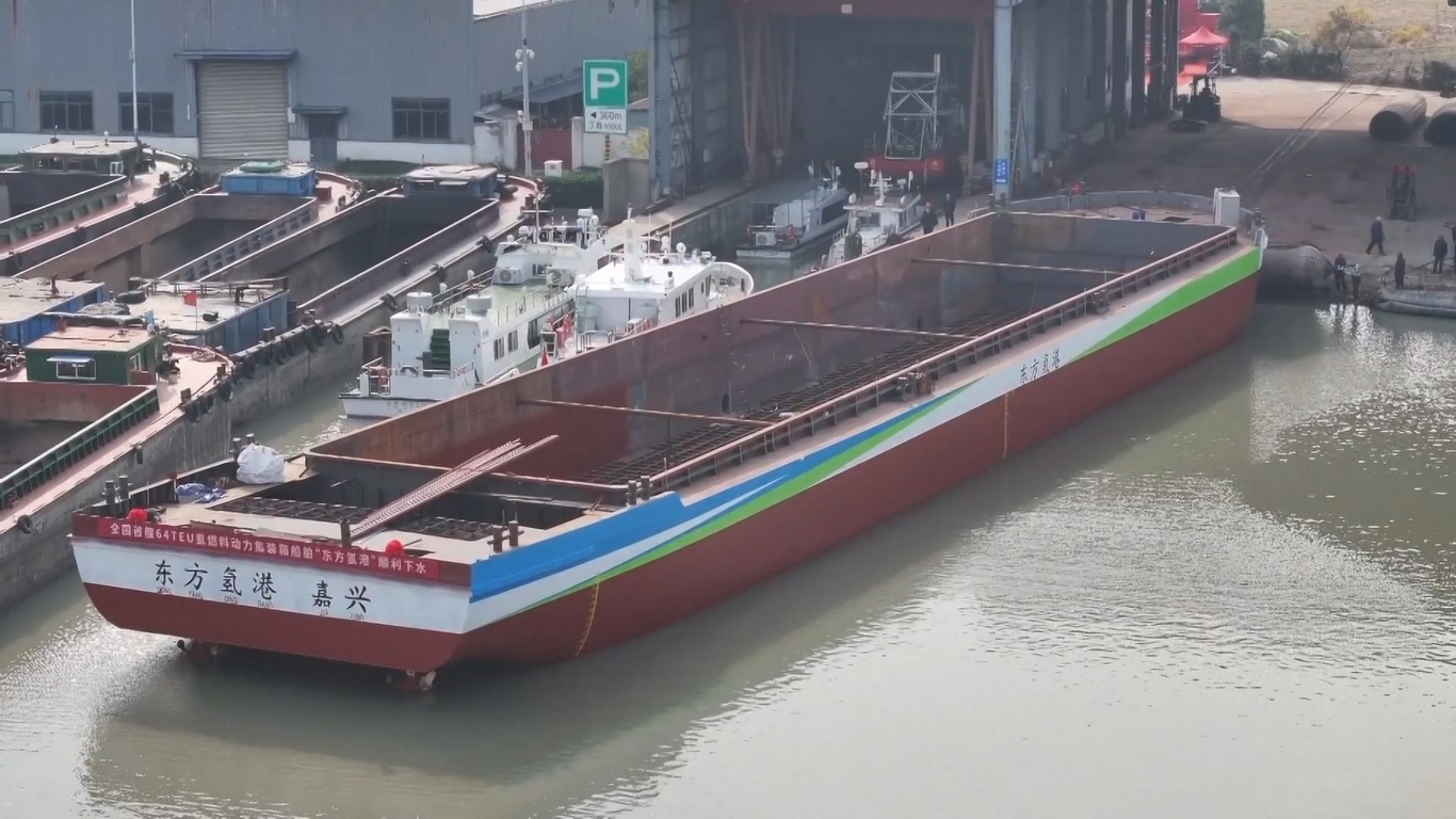 Dibandingkan dengan kapal kargo berbahan bakar minyak tradisional