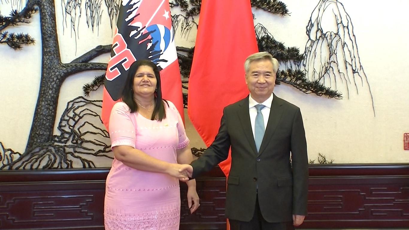 Tiongkok dan Kuba adalah negara sosialis yang dipimpin oleh partai-partai komunis dan memiliki cita-cita dan keyakinan yang sama