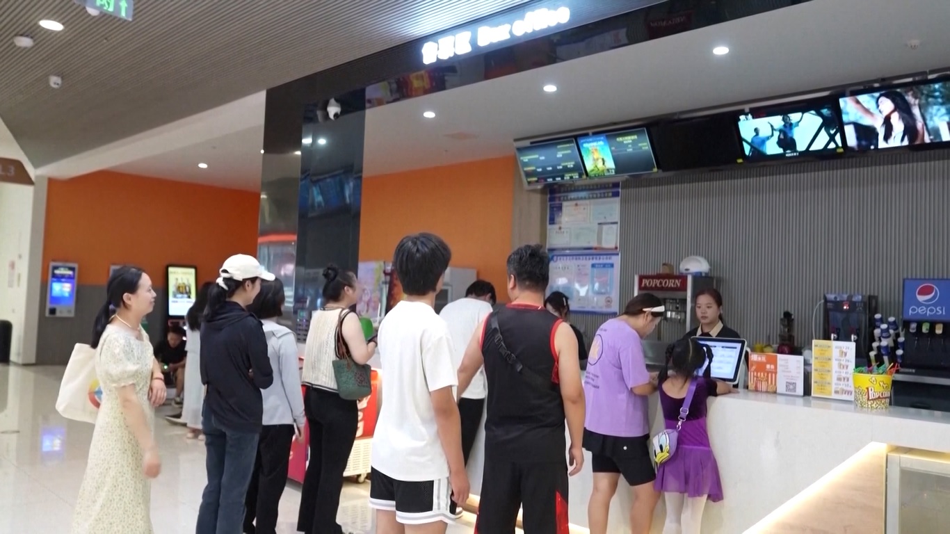 Tiga film teratas yang memimpin tangga box office adalah You Only Live Once