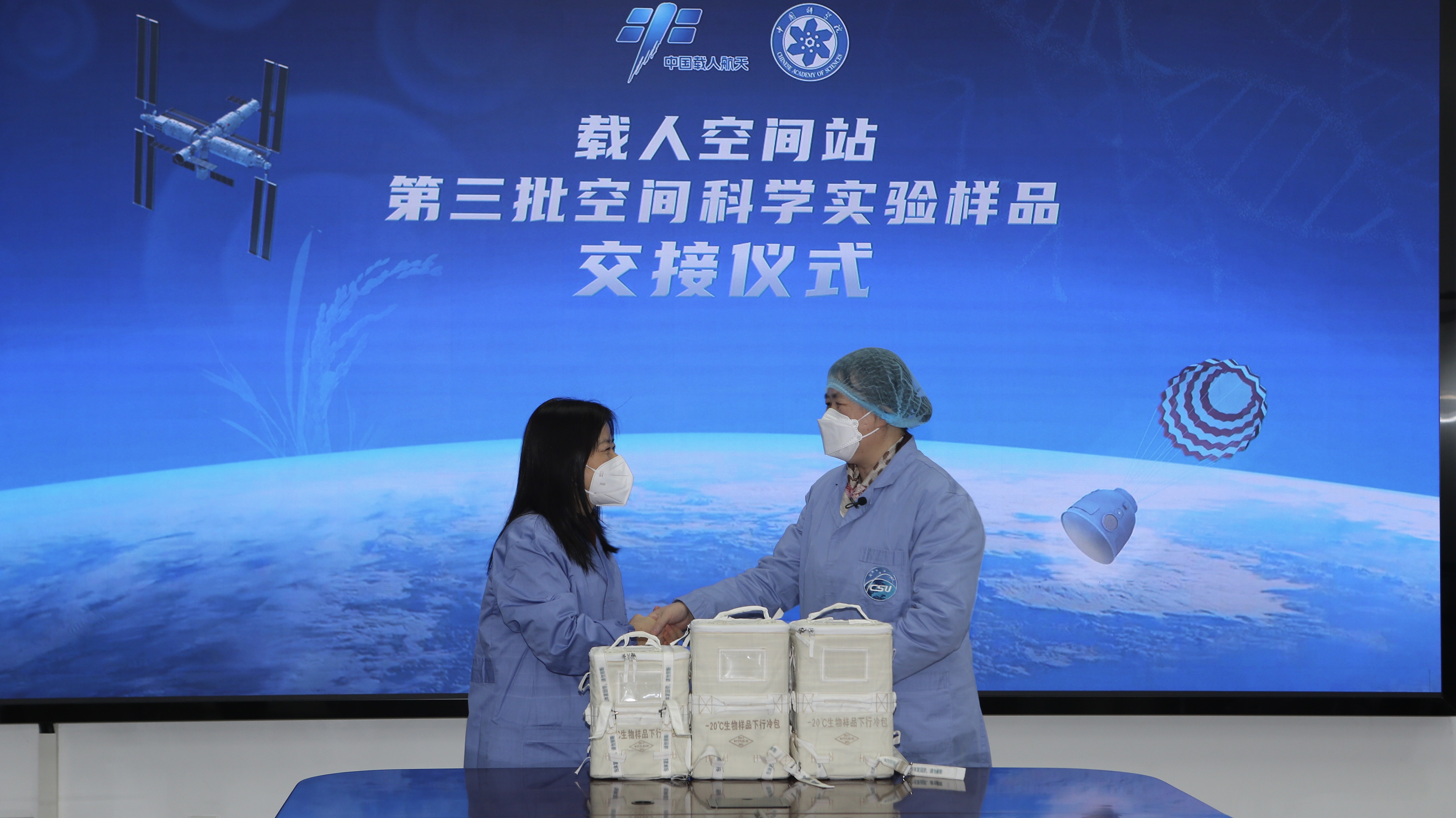 Sampel juga mencakup empat kotak bahan dari kabinet laboratorium sains bahan bebas wadah