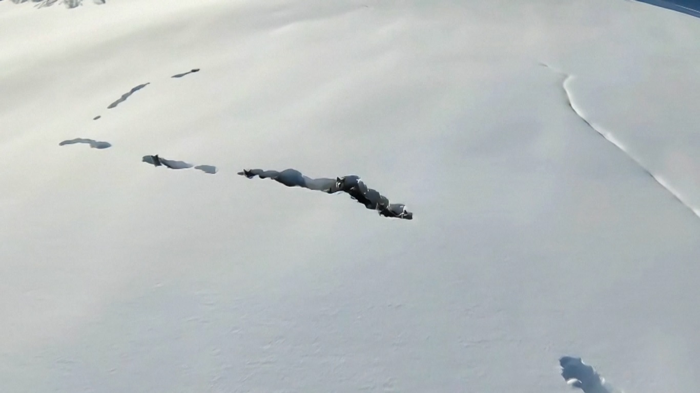 Mereka dengan cekatan berjalan melewati lapisan salju tebal dengan membuat terowongan dalam perjalanan mereka di daerah indah Kanas di Prefektur Altay