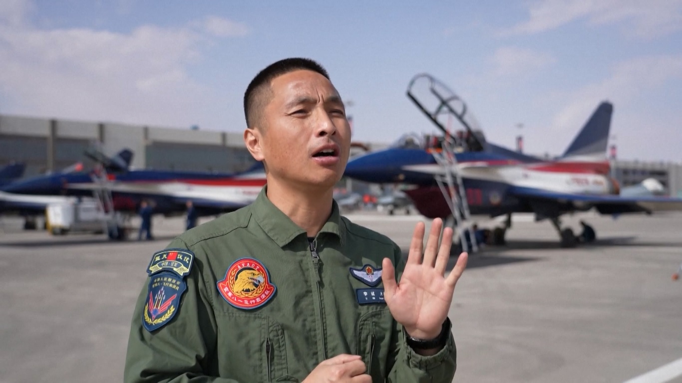 Enam pesawat pertunjukan J-10 membubung tinggi di langit Riyadh