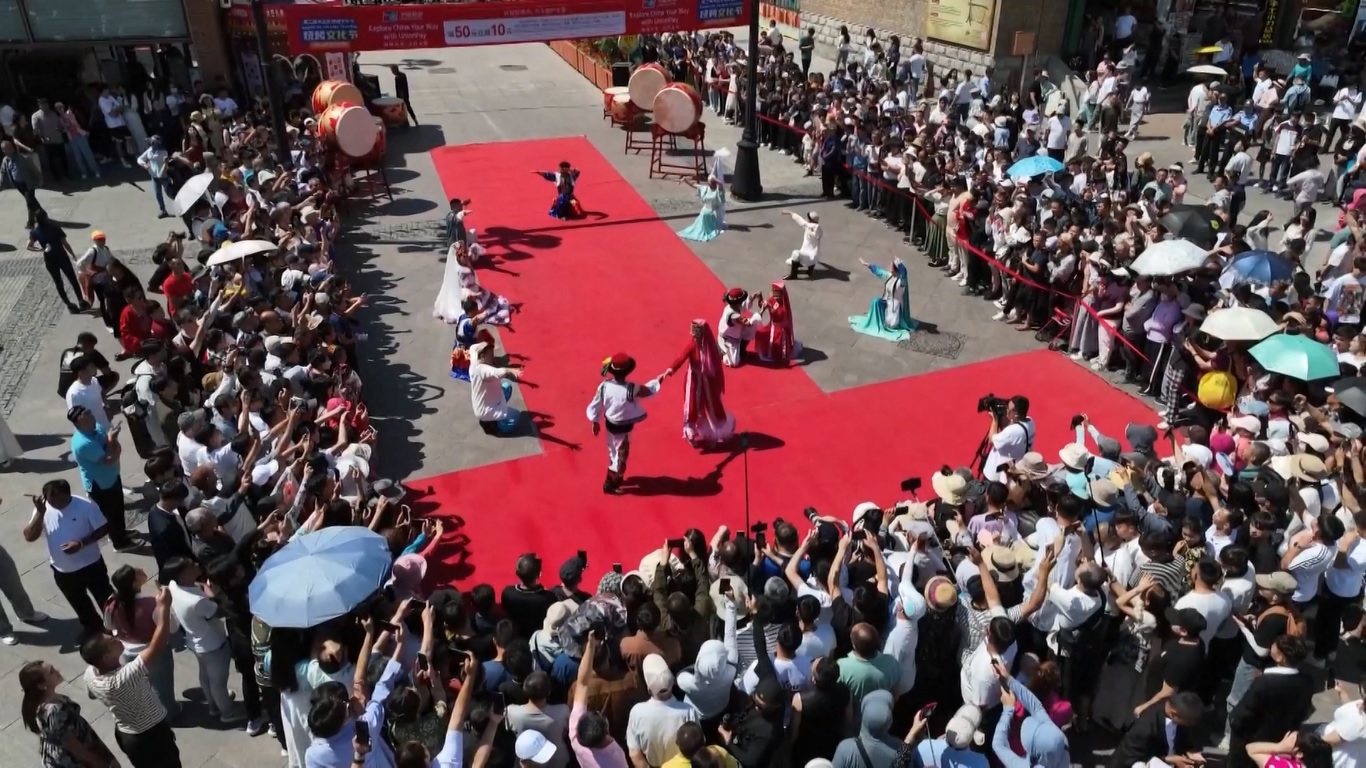 Orang-orang dari berbagai kelompok etnis minoritas mengenakan pakaian terbaik mereka dan berkumpul untuk bernyanyi