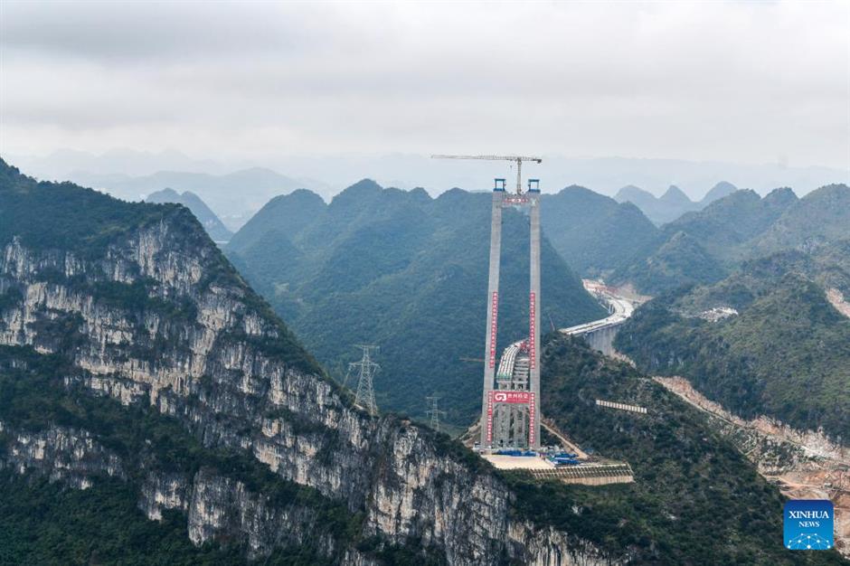 Terletak di antara pegunungan dan ngarai yang bergulung-gulung Guizhou adalah rumah bagi hampir setengah dari 100 jembatan tertinggi di dunia