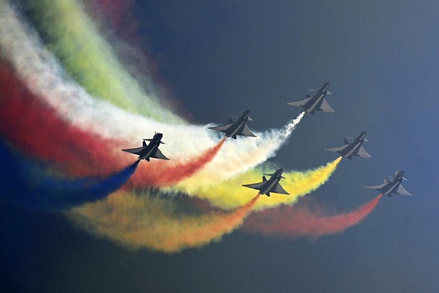 Menurut angkatan udara tersebut formasi penerbangannya mencakup satu pesawat Y-20 yakni pesawat angkut besar yang dikembangkan secara mandiri oleh Tiongkok serta tujuh jet tempur siluman J-10 dari Tim Aerobatik Bayi