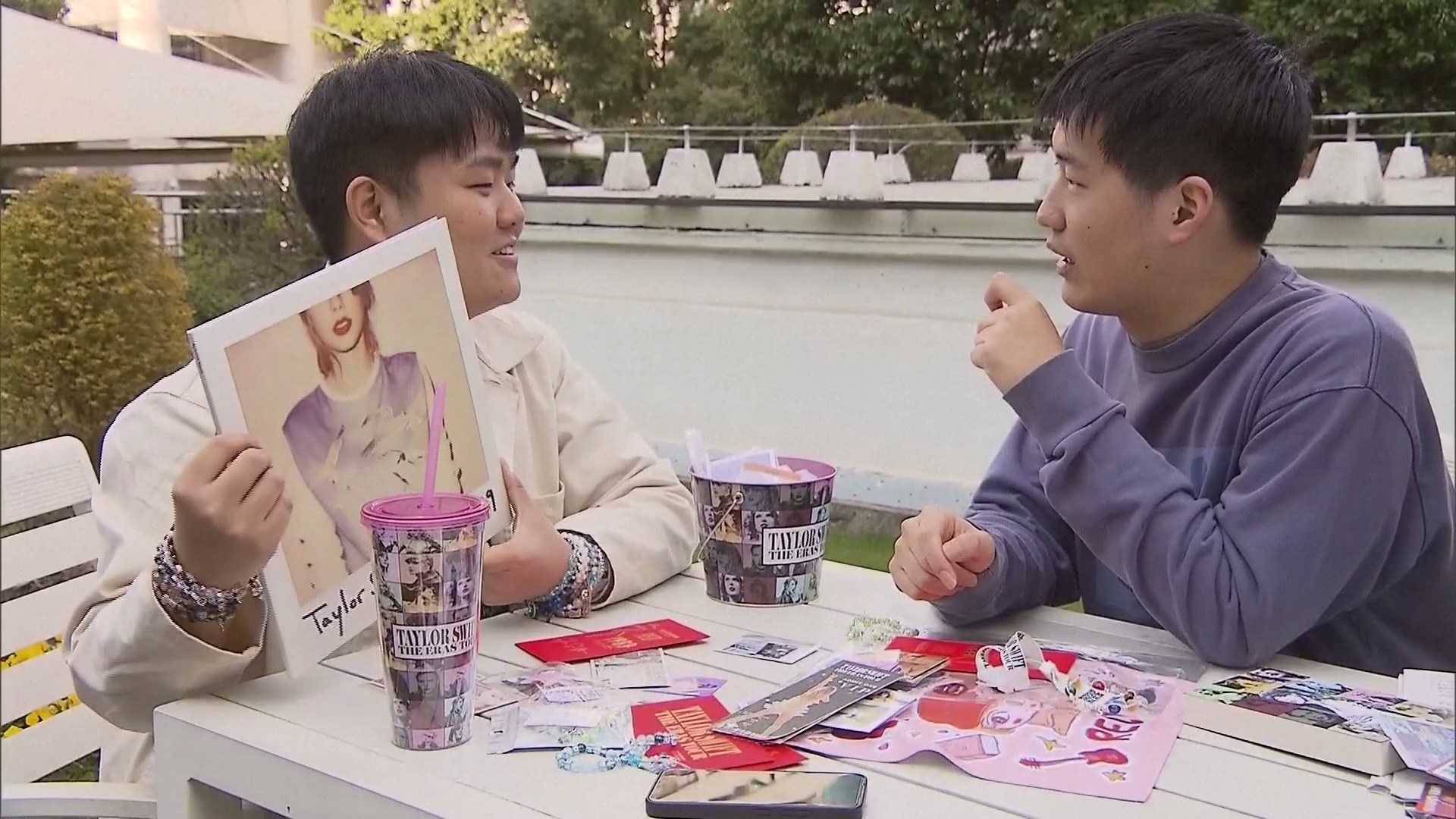 Semangat para penggemar setia penyanyi sensasi global Taylor Swift menciptakan fenomena ekonomi yang tidak terduga