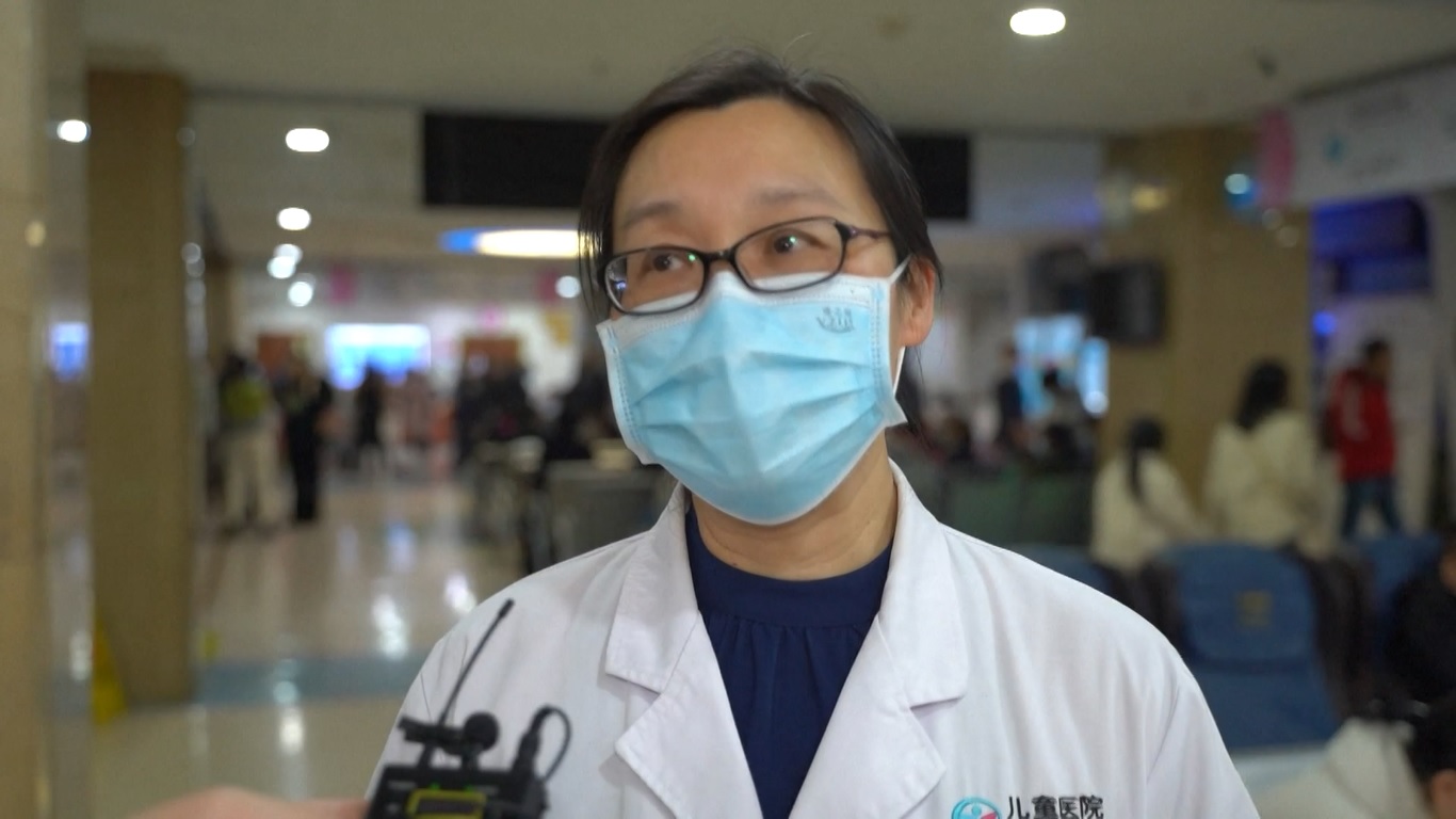 Ruang tunggu dan koridor Rumah Sakit Anak Universitas Kedokteran Chongqing di barat daya Tiongkok masih dipenuhi oleh orang tua yang cemas dan anak-anak yang sakit-sakitan pada malam hari