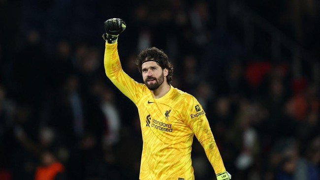 Kiper andalan Liverpool Alisson Becker tampil memukau saat mengantarkan timnya meraih kemenangan 1-0 atas Paris Saint-Germain (PSG) pada leg pertama babak 16 besar Liga Champions