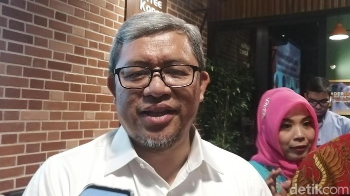 Selain nama Aher rumor juga menyebut Ketum Demokrat Agus Harimurti Yudhoyono (AHY) digadang-gadang akan mendampingi Anies