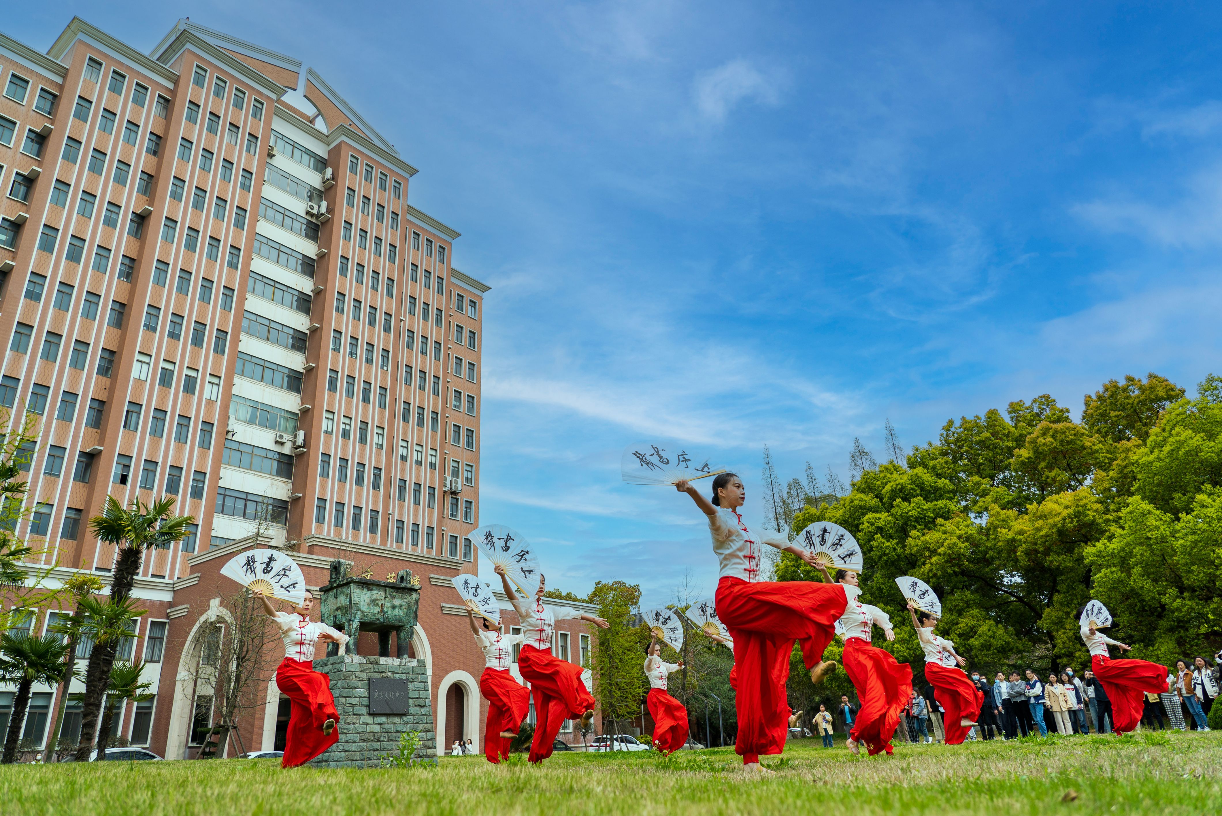 Ini adalah tahun keenam bagi universitas untuk menyelenggarakan pekan pertunjukan bagi para siswa untuk memamerkan bakat mereka dalam musik dan menari